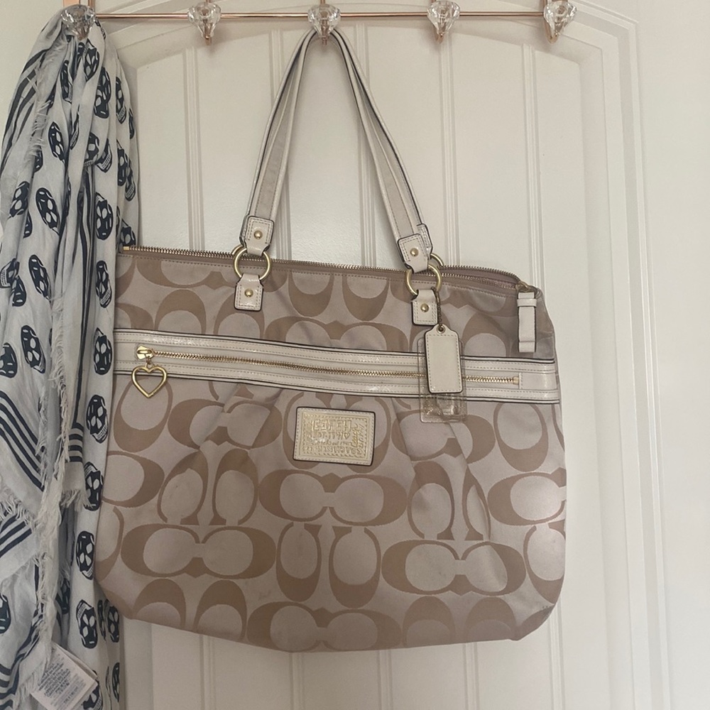 Coach signature bag in off white